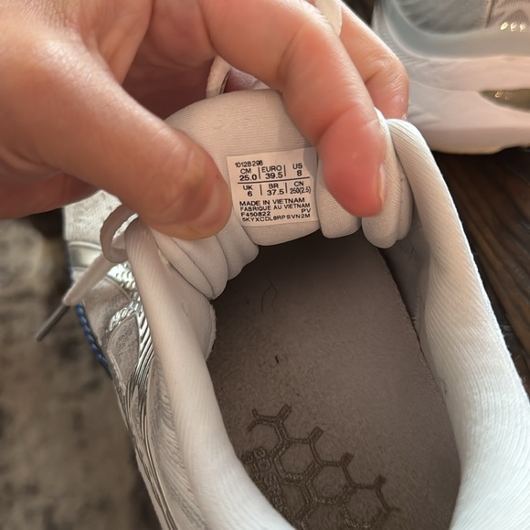 ASICS. Gel Kayano 29. Women’s size 8. - Picture 5 of 5